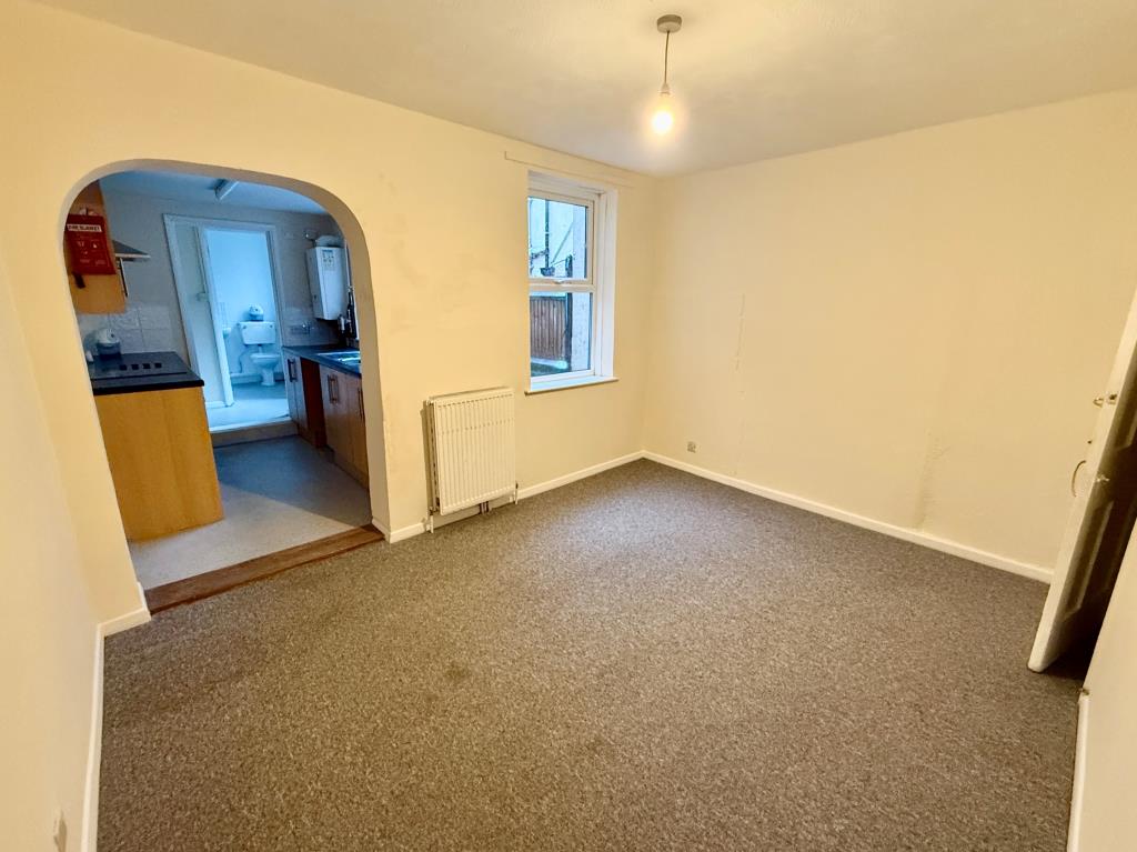 Lot: 101 - THREE STOREY HOUSE FOR IMPROVEMENT - Dining room